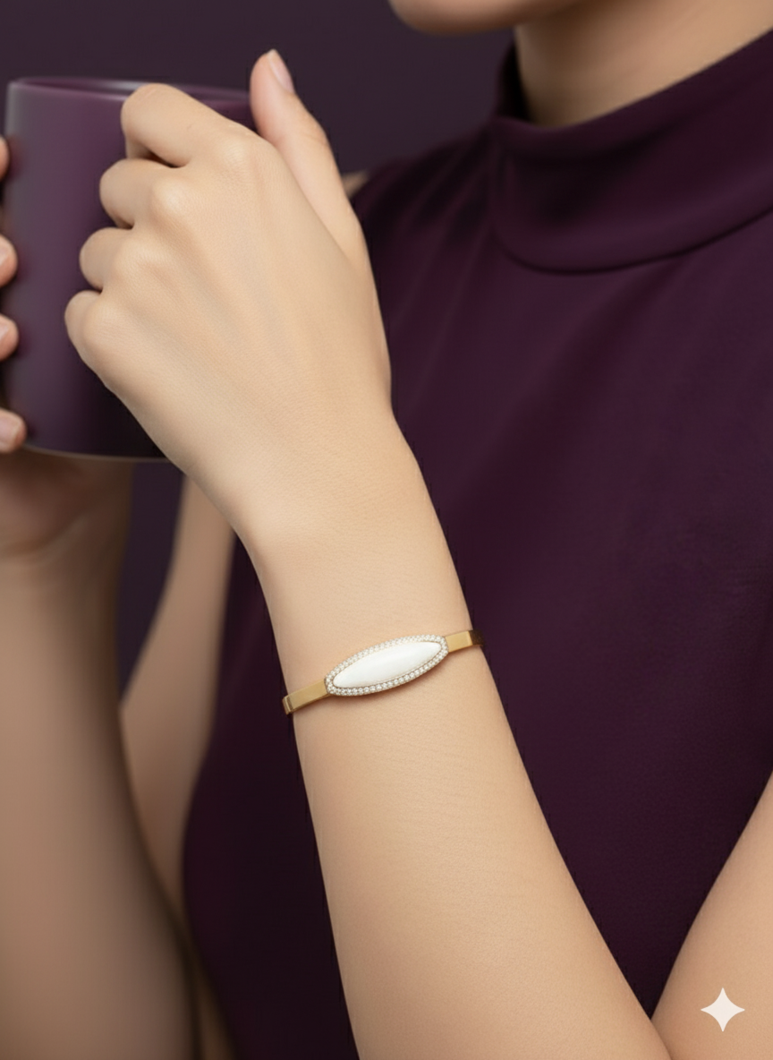 Mother of Pearl Bracelet 18K Gold Plated.